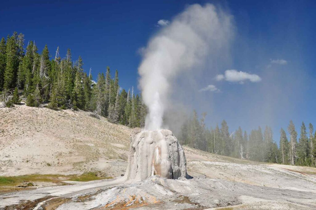 19 Places to Visit & Things to Do in Yellowstone National Park